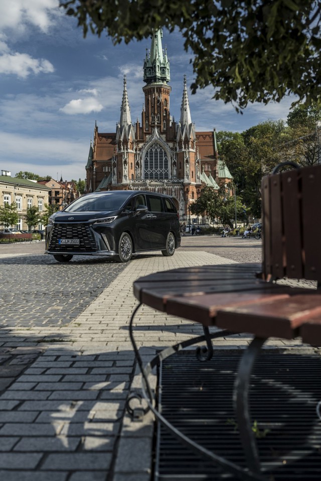 Lexus Lm photo 56