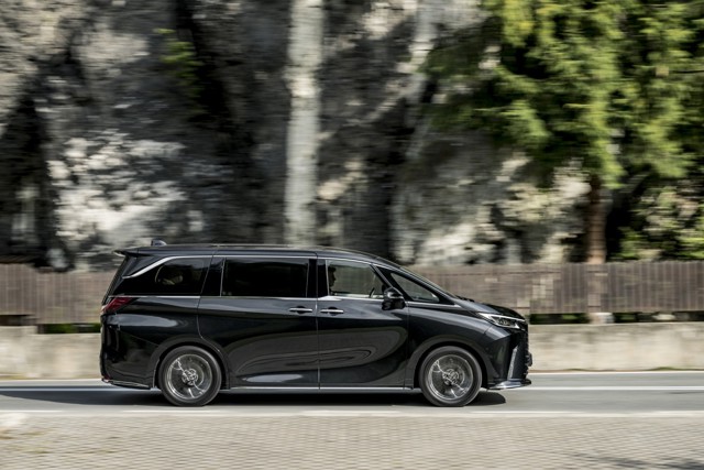 Lexus Lm photo 63