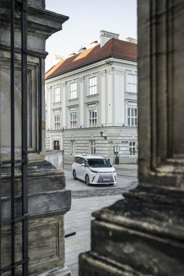 Lexus Lm photo 75