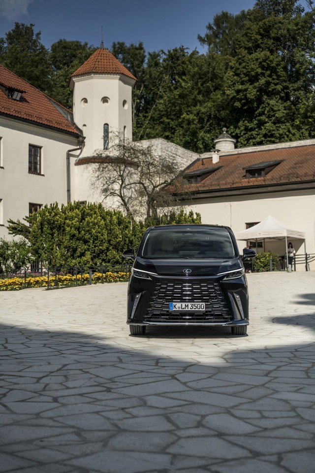 Lexus Lm photo 79