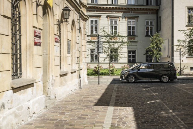 Lexus Lm photo 80