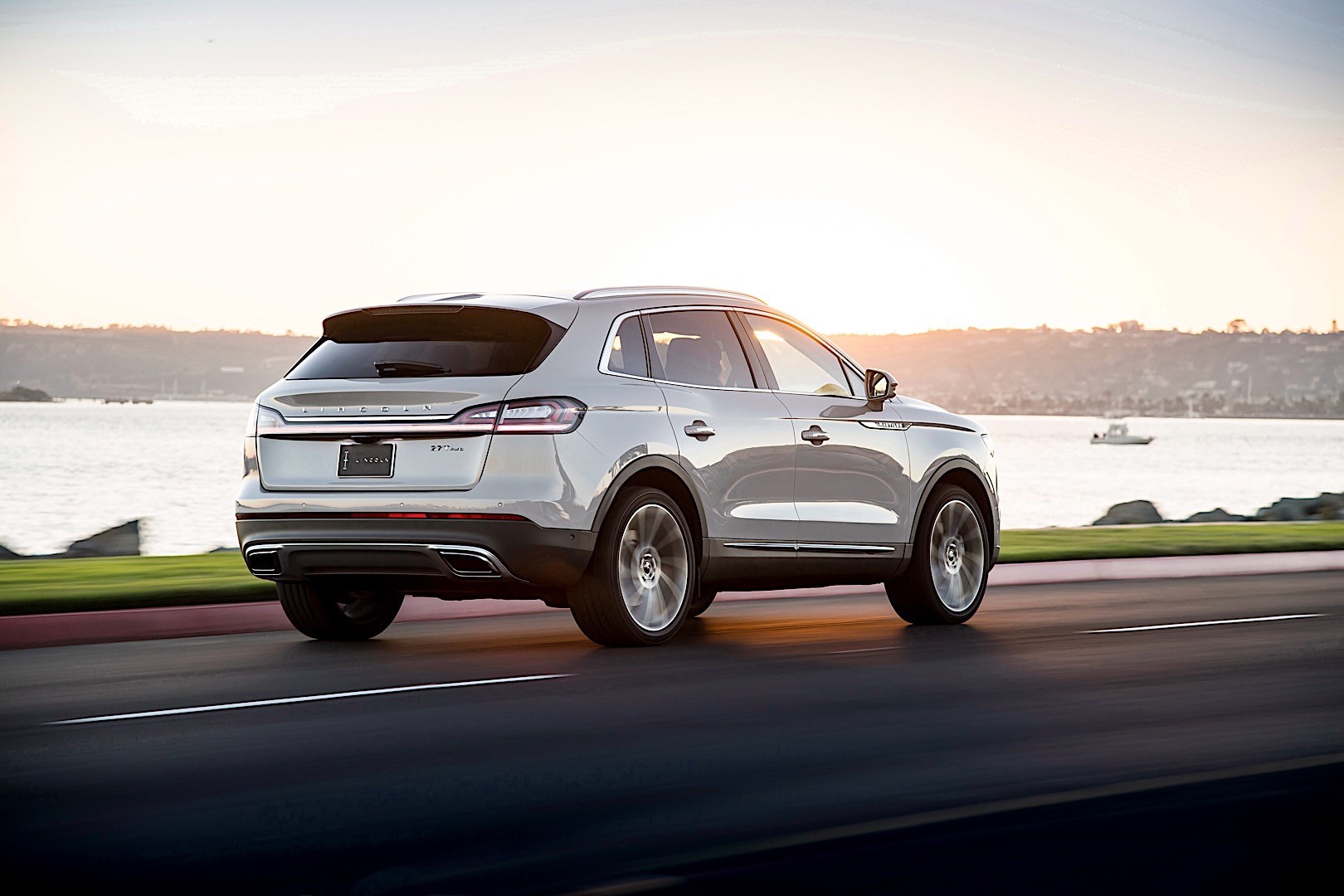 Lincoln Nautilus photo 8