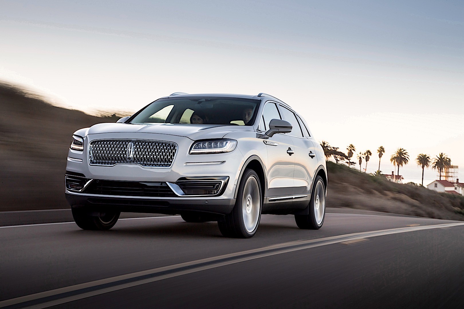 Lincoln Nautilus photo 27