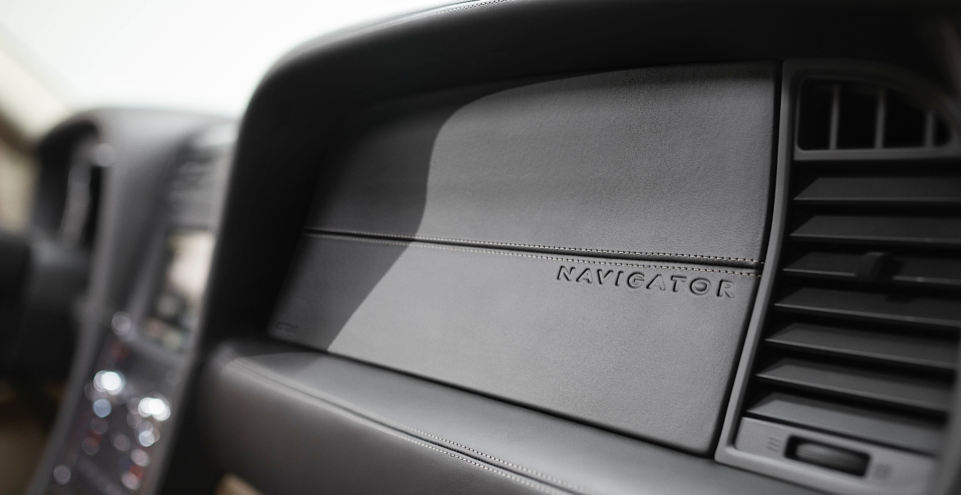 Lincoln Navigator L photo 22