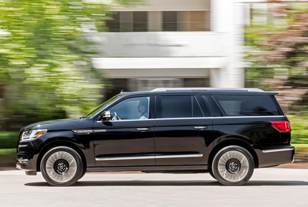 Lincoln Navigator L photo 2