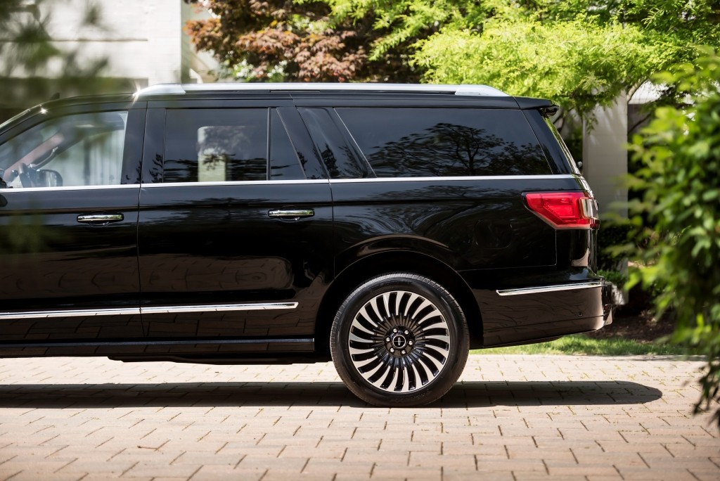 Lincoln Navigator L photo 11