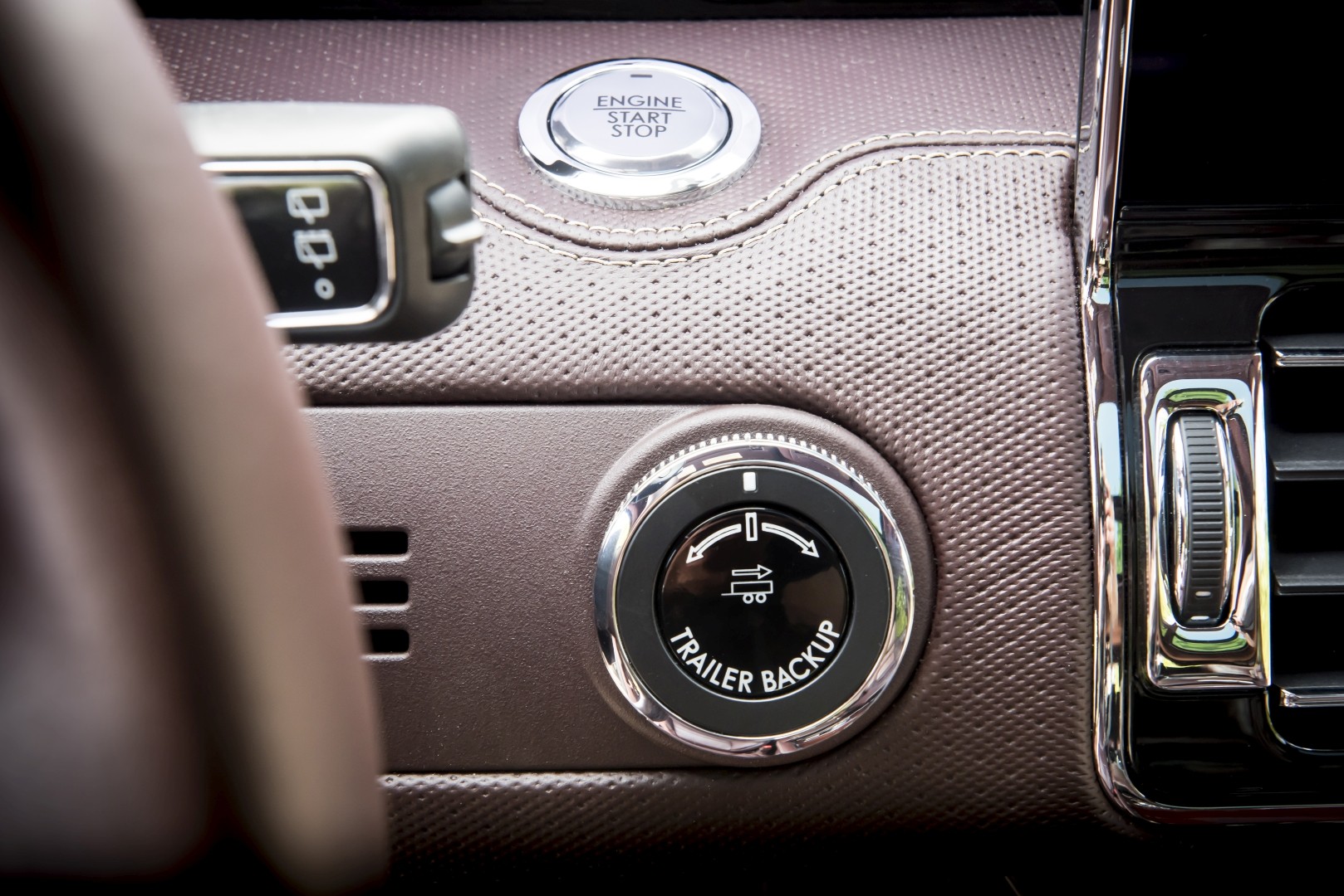 Lincoln Navigator L photo 31