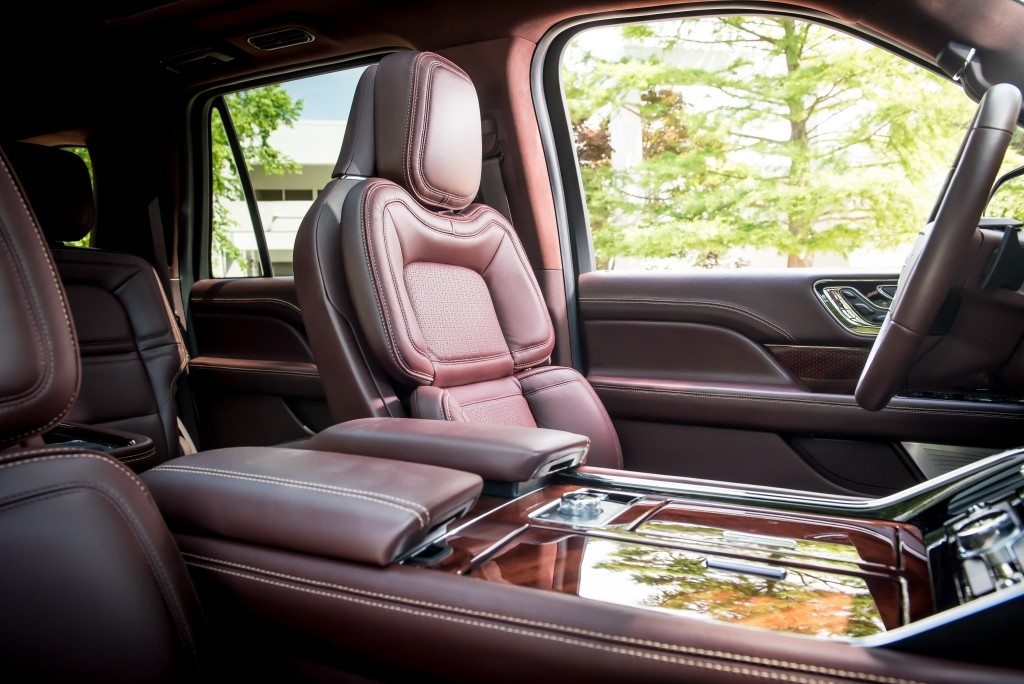 Lincoln Navigator L photo 26