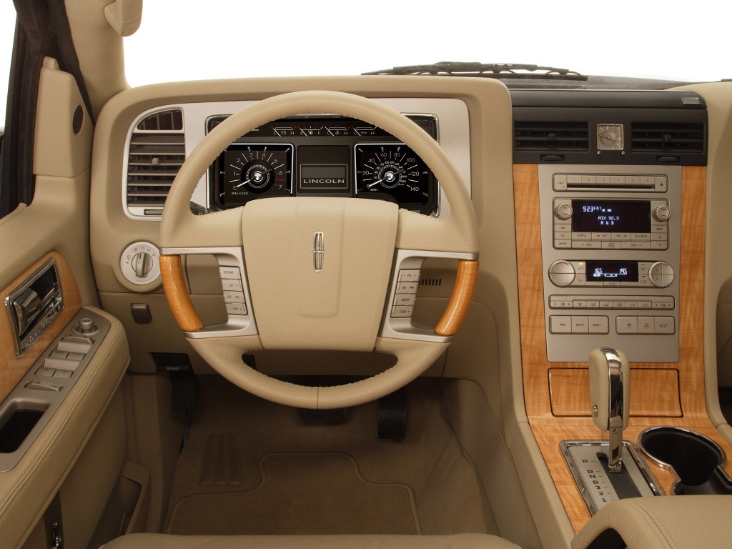 Lincoln Navigator photo 32