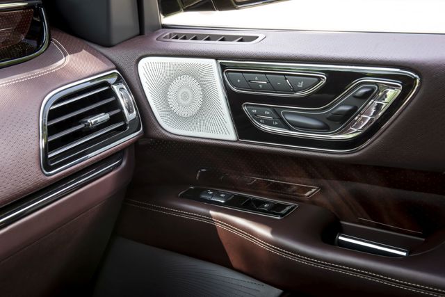 Lincoln Navigator photo 70