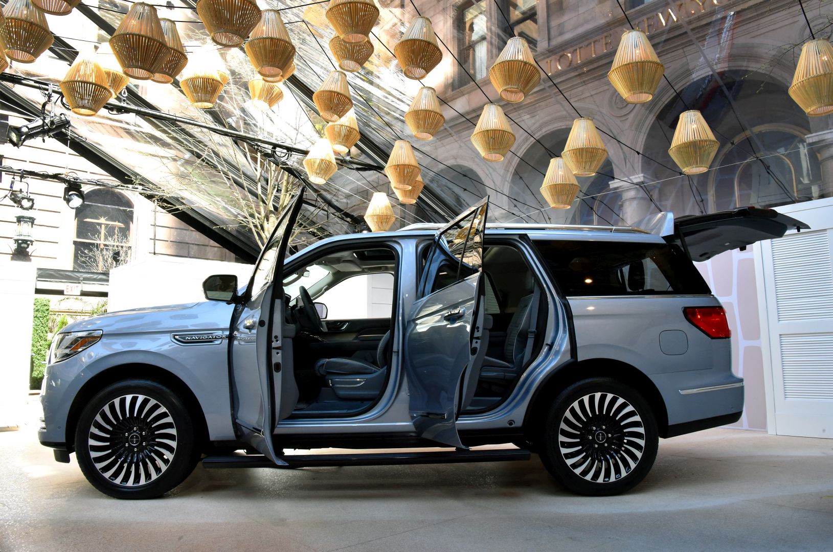 Lincoln Navigator photo 40