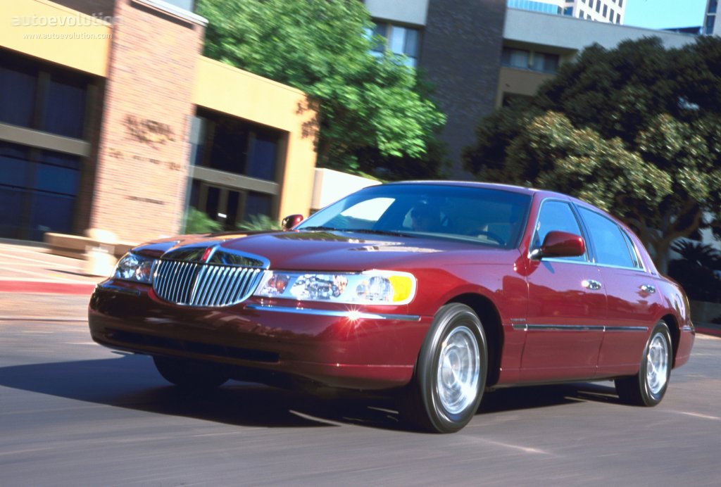 Lincoln Town Car photo 2
