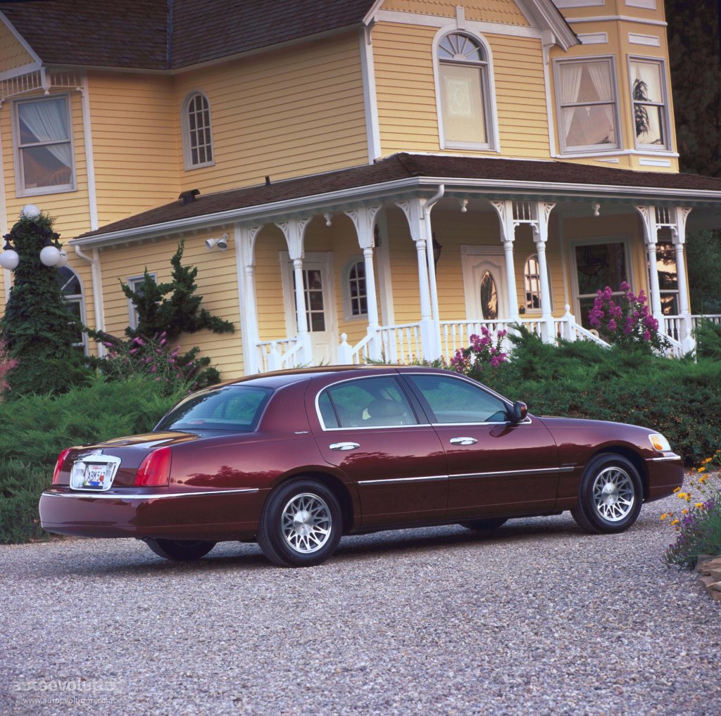 Lincoln Town Car photo 3