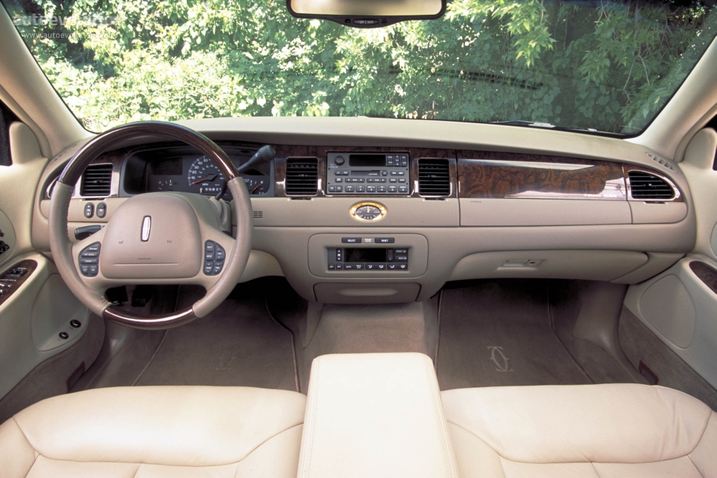 Lincoln Town Car photo 6