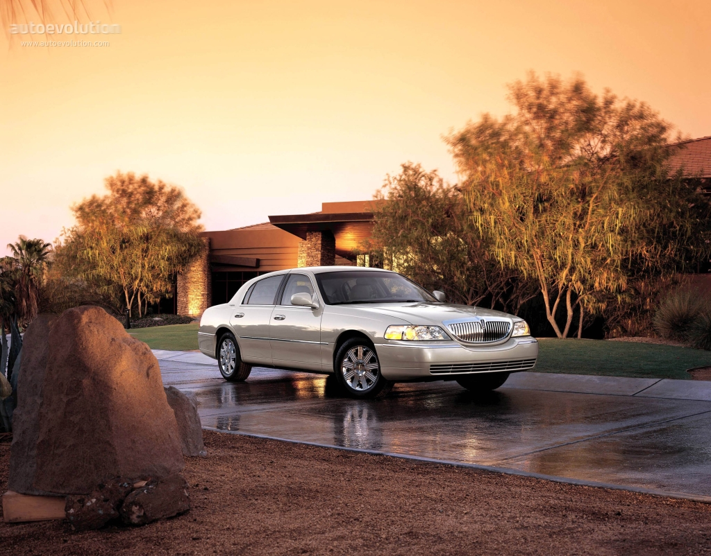 LINCOLN Town Car