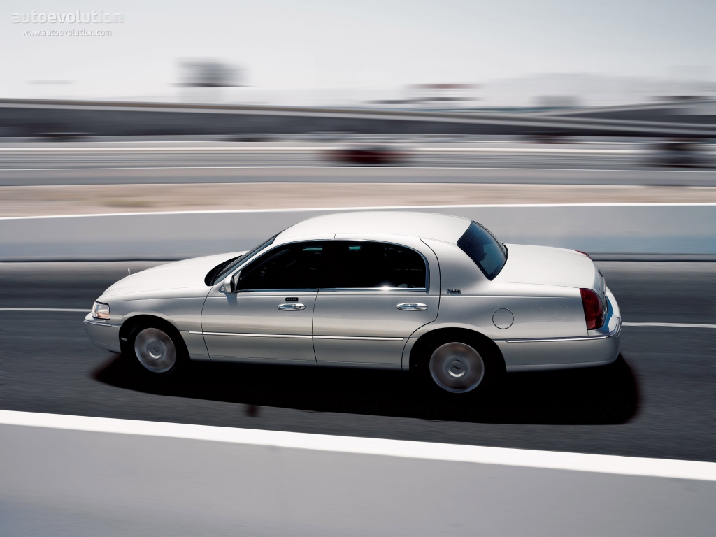 Lincoln Town Car photo 3