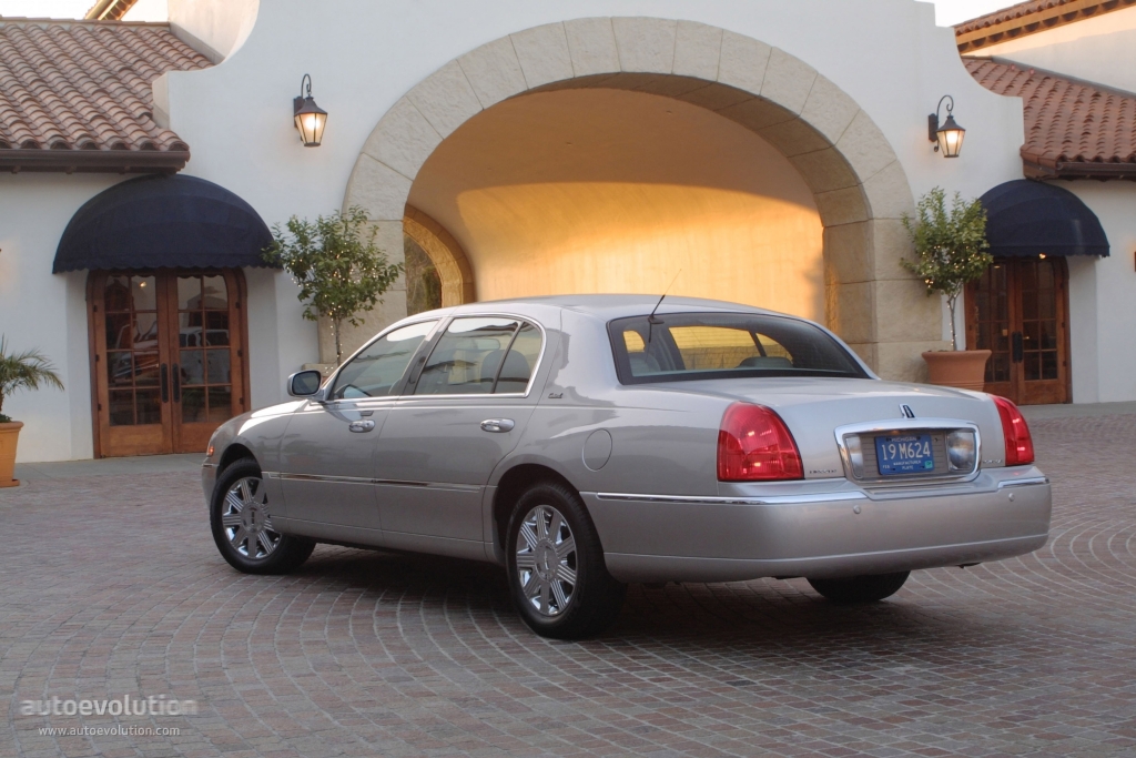 Lincoln Town Car photo 4