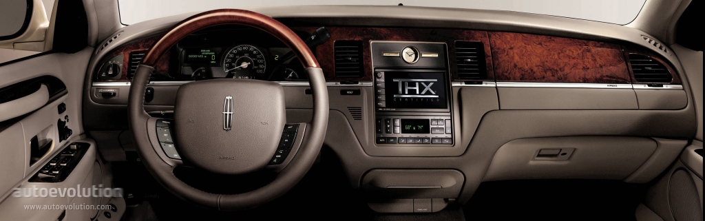 Lincoln Town Car photo 6