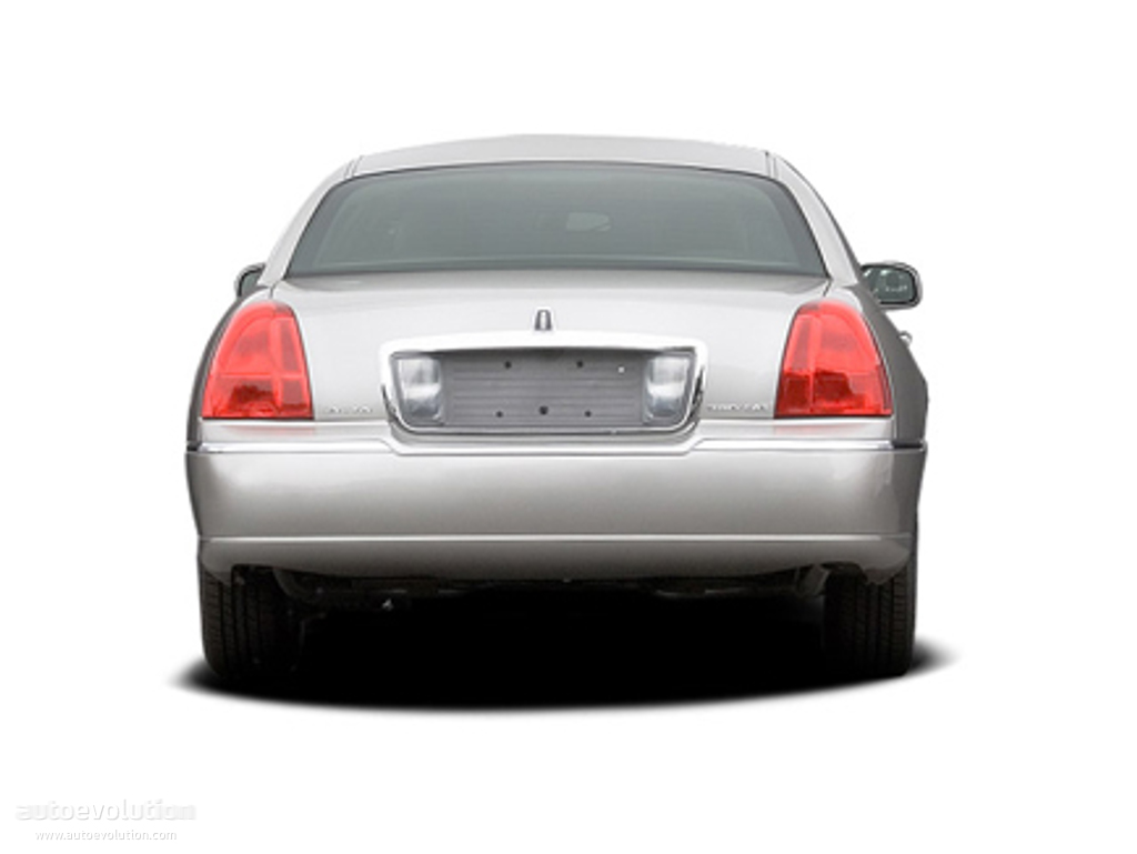 Lincoln Town Car photo 3