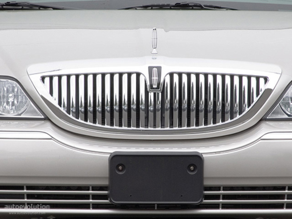 Lincoln Town Car photo 4