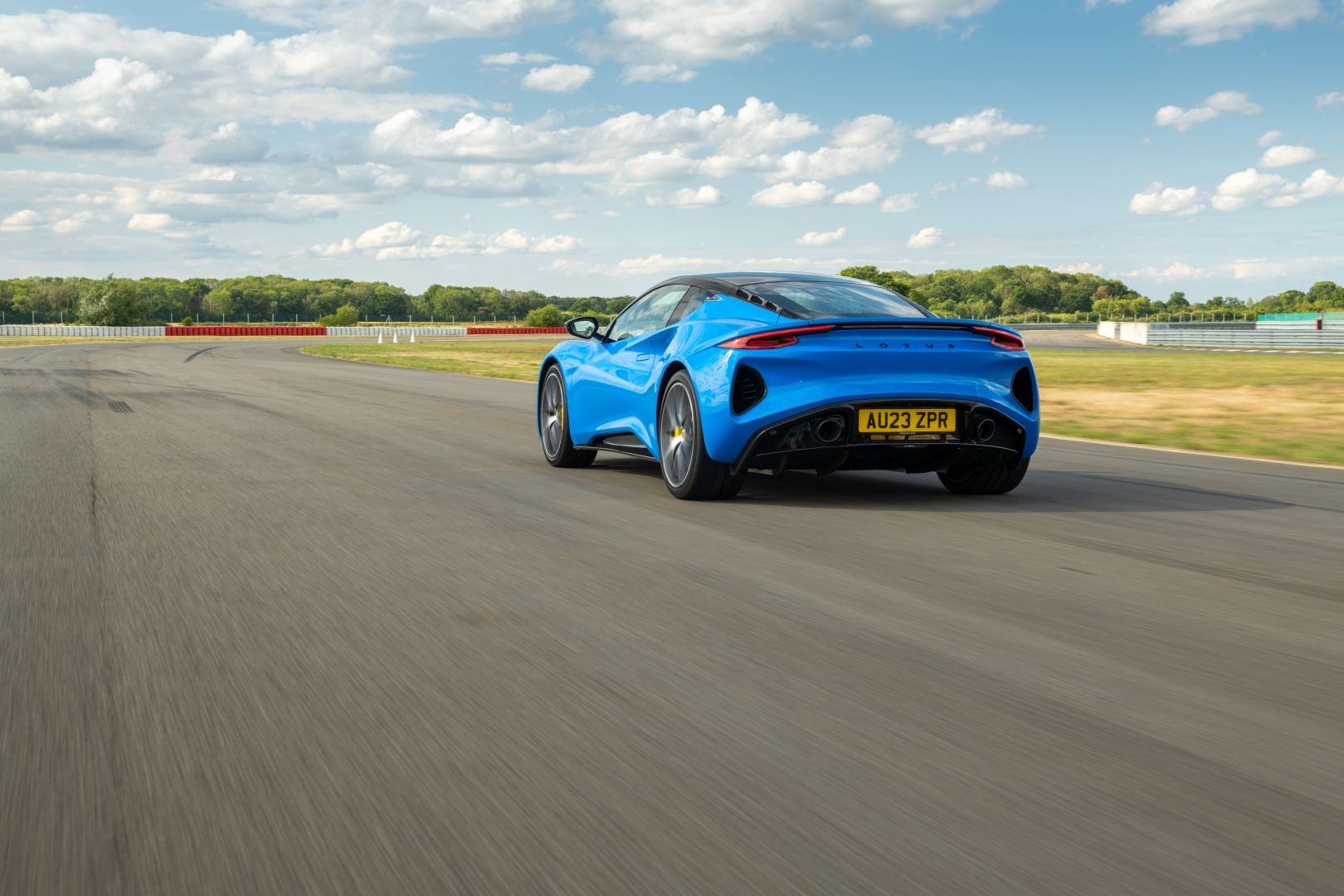 Lotus Emira photo 39