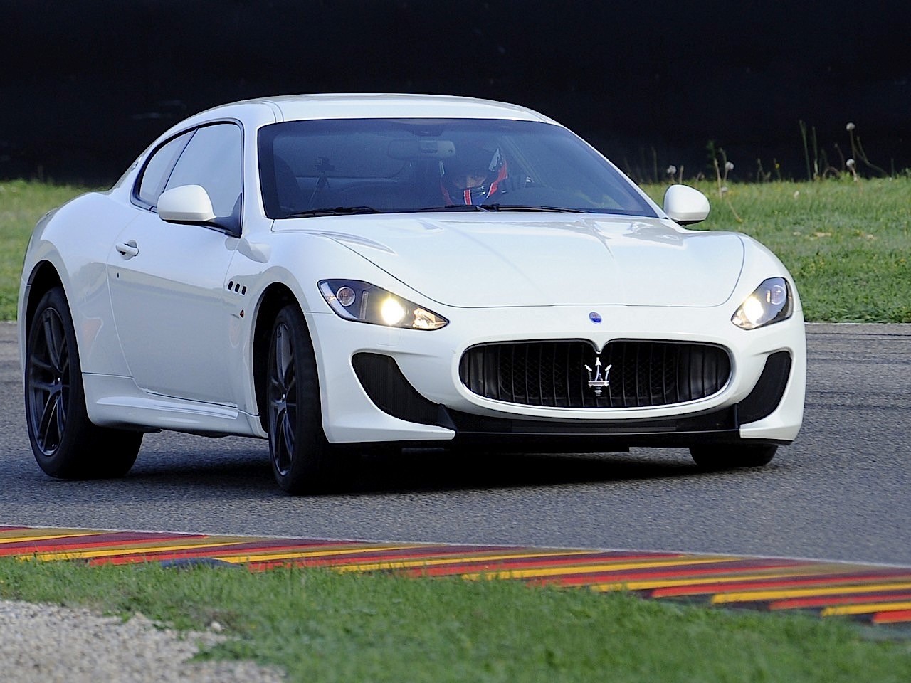 Maserati Granturismo photo 11