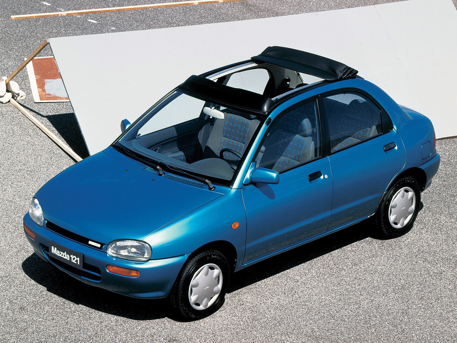 Mazda 121 photo 10
