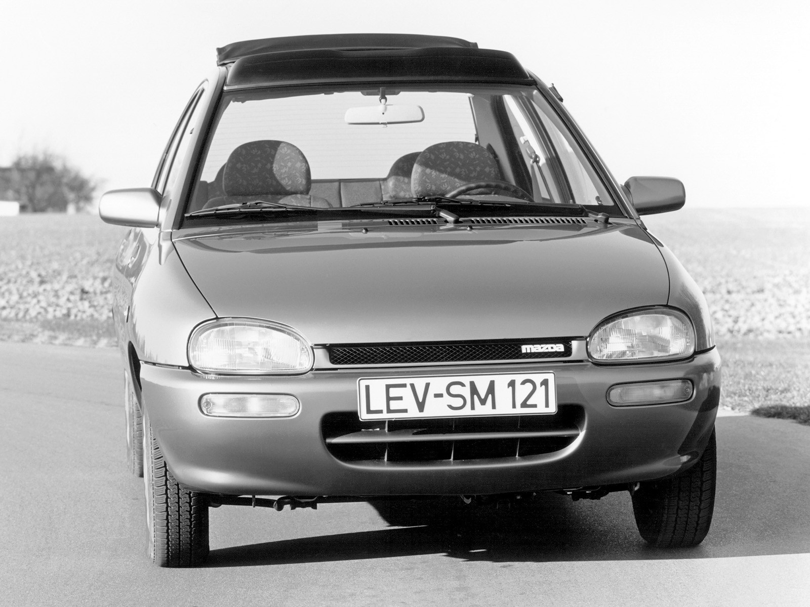 Mazda 121 photo 11