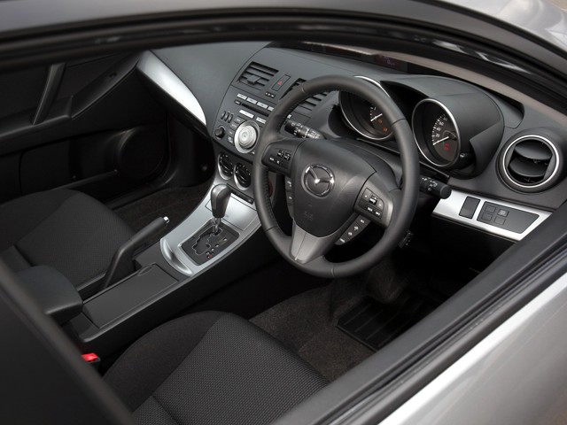 Mazda 3 / Axela Hatchback photo 95