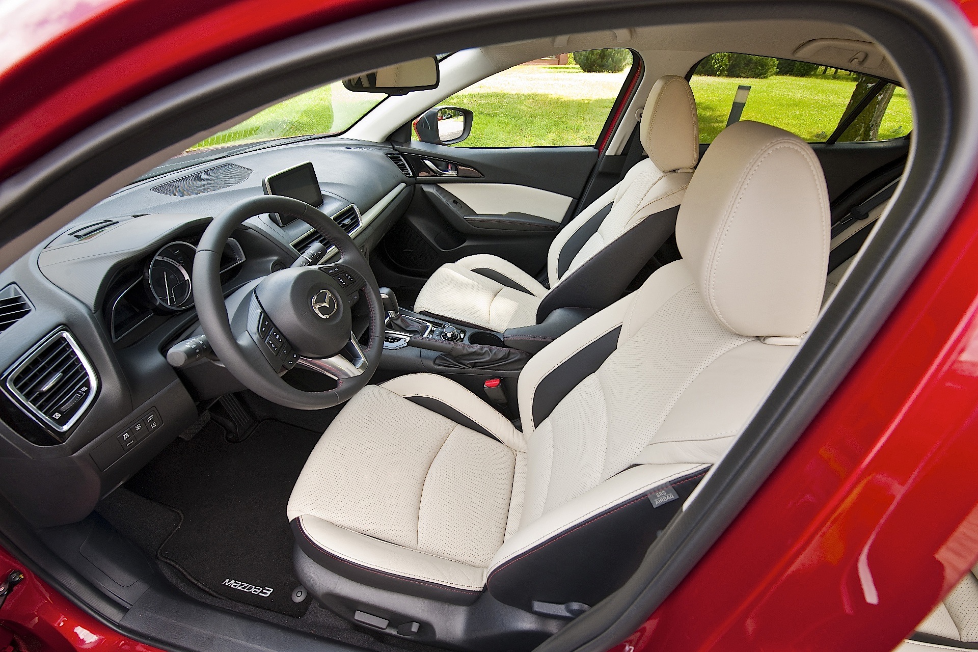 Mazda 3 / Axela Hatchback photo 38