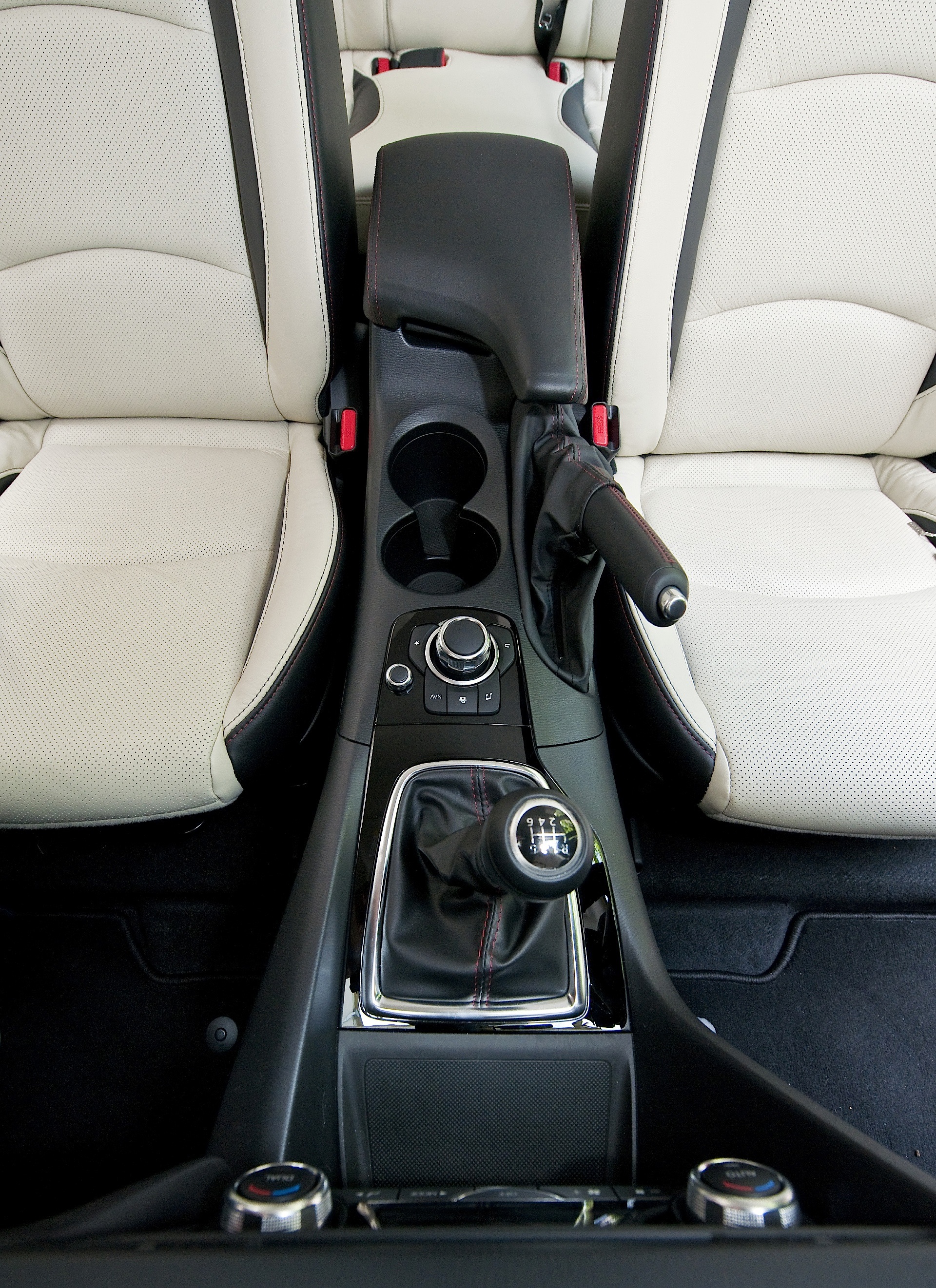 Mazda 3 / Axela Hatchback photo 40