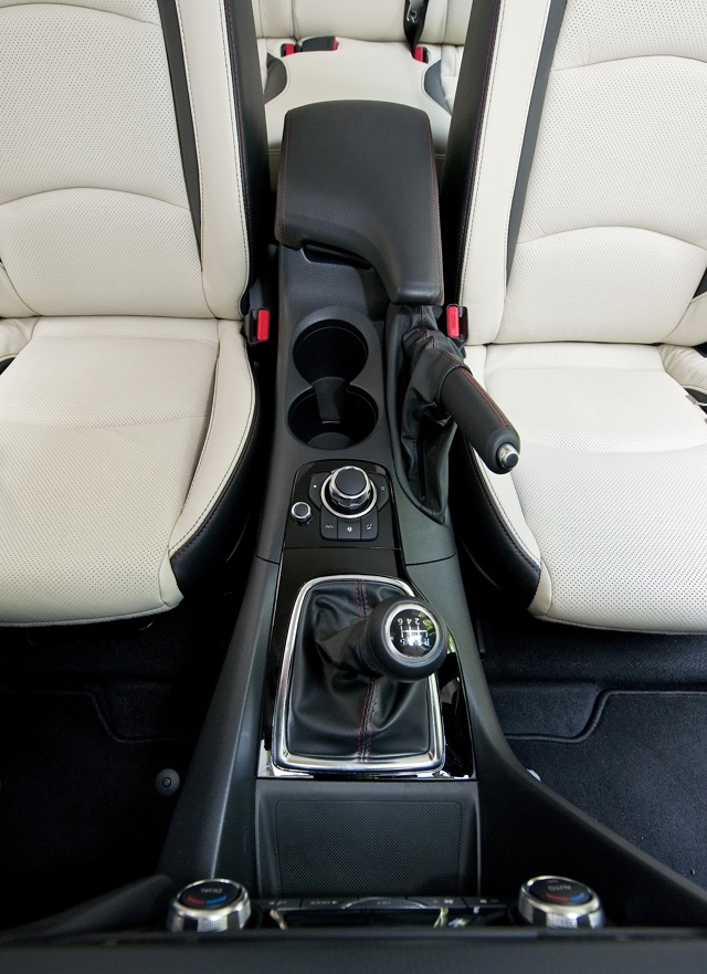 Mazda 3 / Axela Hatchback photo 40