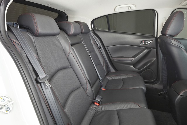 Mazda 3 / Axela Hatchback photo 48