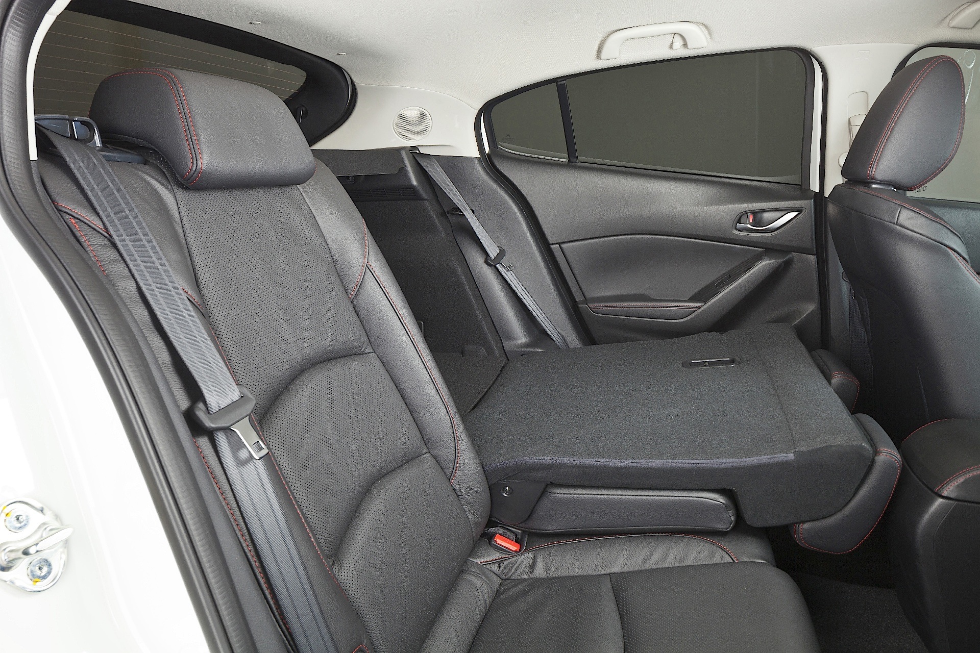 Mazda 3 / Axela Hatchback photo 50