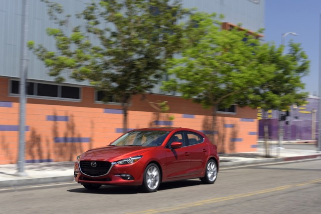 Mazda 3 / Axela Hatchback photo 18