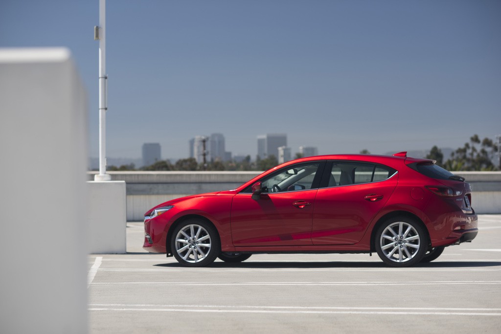 Mazda 3 / Axela Hatchback photo 2