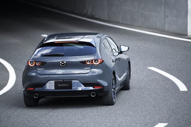 Mazda 3 / Axela Hatchback photo 11