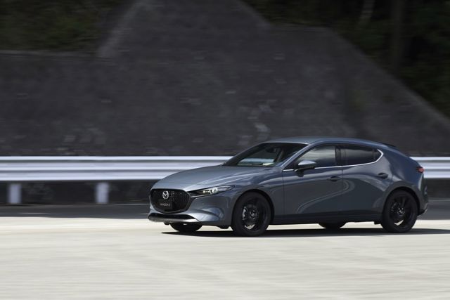 Mazda 3 / Axela Hatchback photo 12