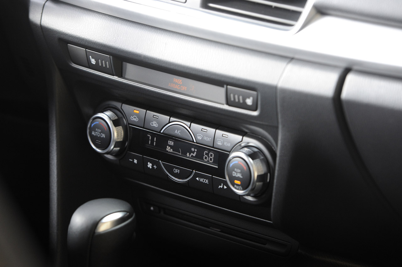 Mazda 3 / Axela Sedan photo 37