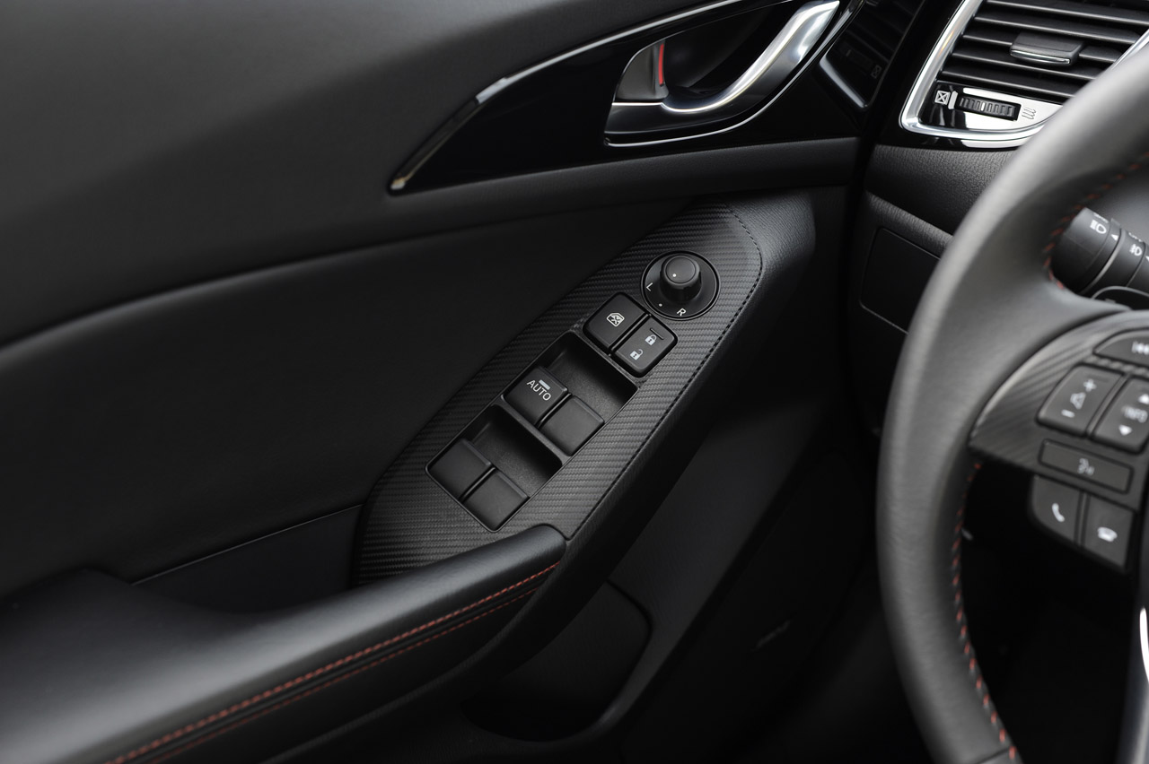 Mazda 3 / Axela Sedan photo 41