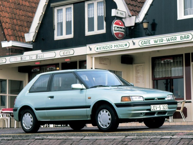 Mazda 323 Hatchback foto 6