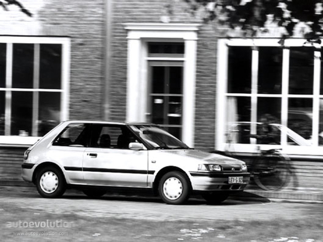 Mazda 323 Hatchback foto 2