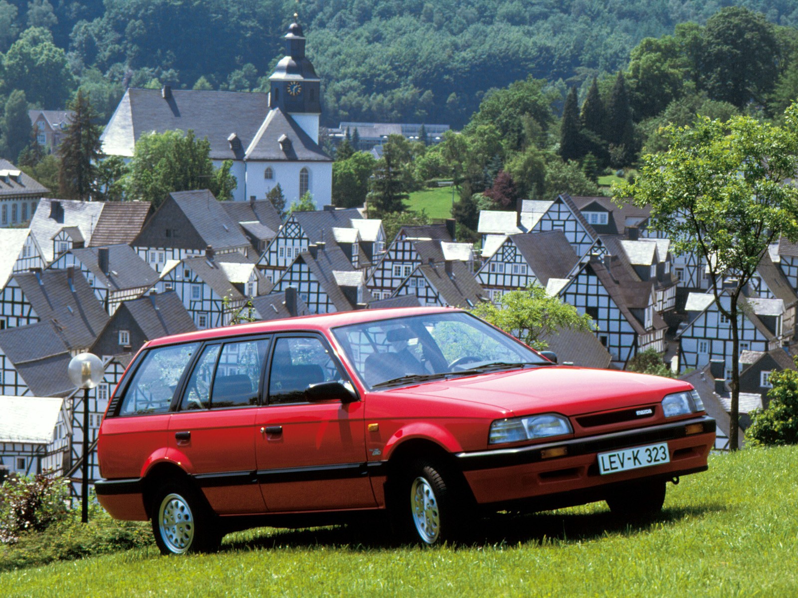 Mazda 323 Station Wagon photo 2