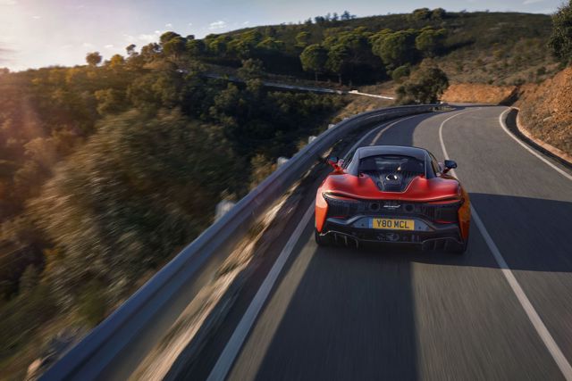 Mclaren Artura photo 11