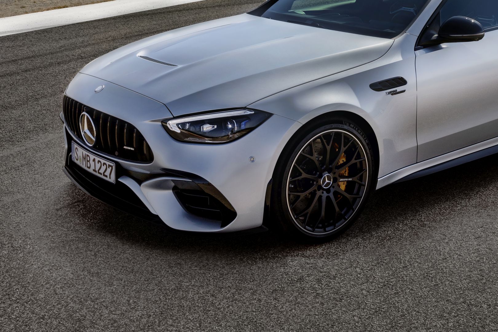 Mercedes-Amg C-Class photo 17