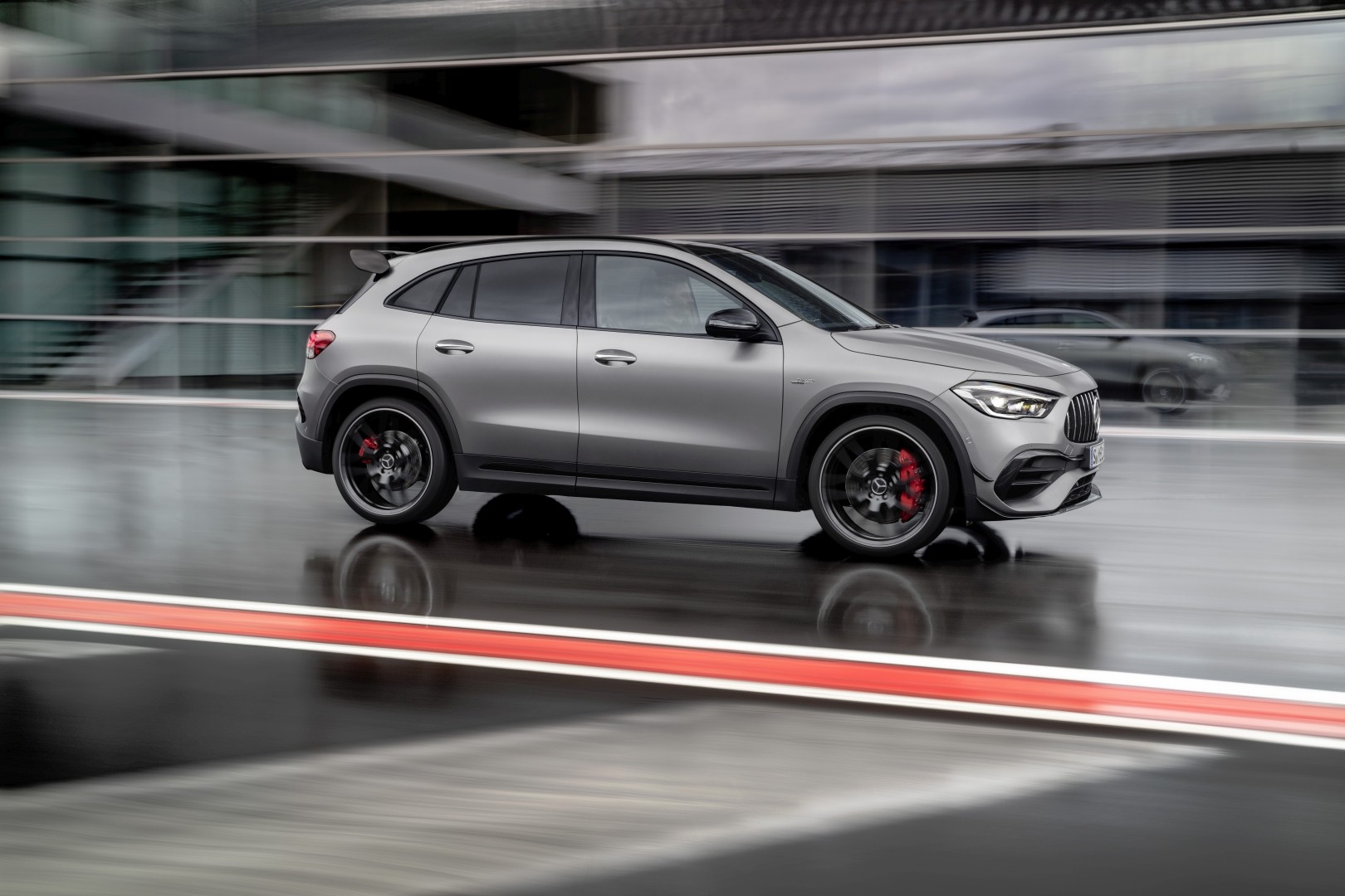 Mercedes-Amg Gla photo 2