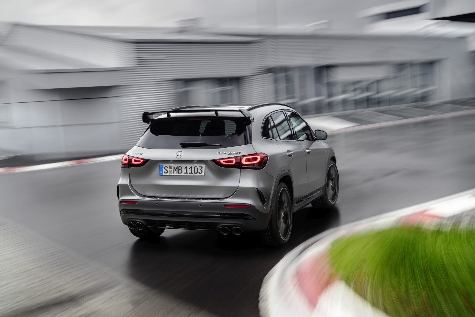 Mercedes-Amg Gla photo 4