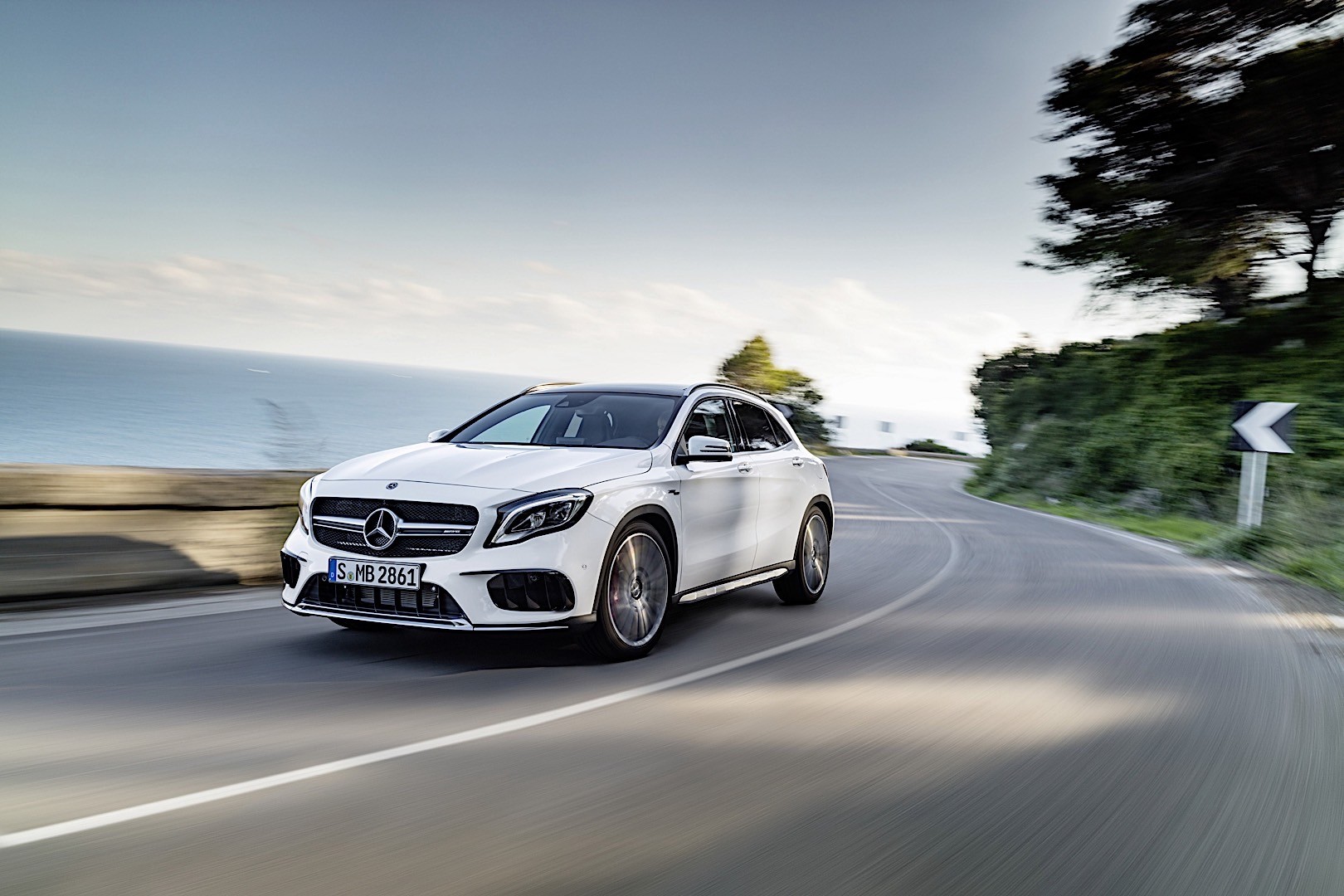Mercedes-Amg Gla photo 6