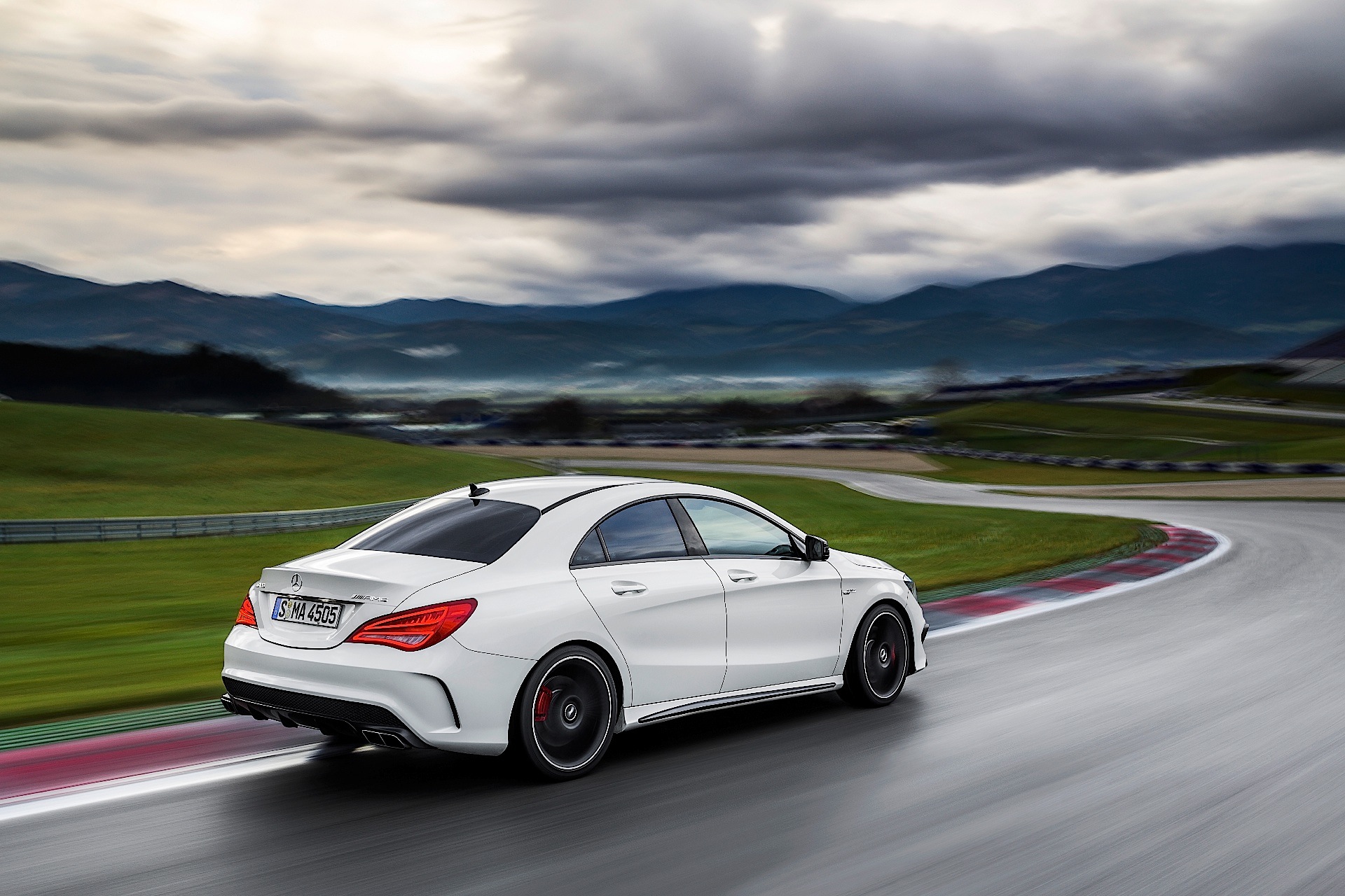 Mercedes Benz Cla 45 photo 22