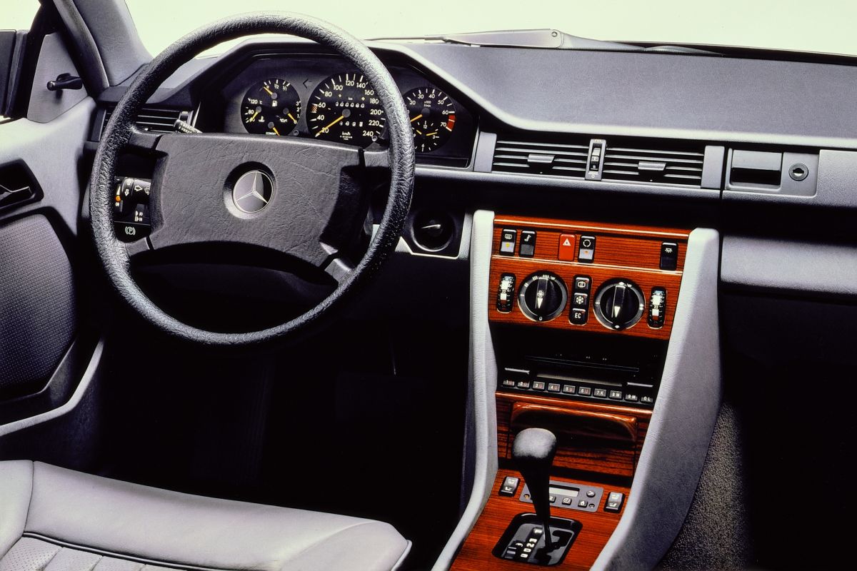 Mercedes Benz E-Klasse Coupe And Predecessors photo 11